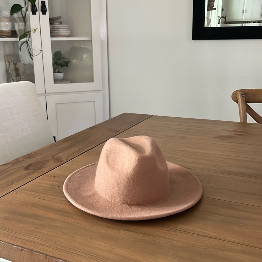 Free people hat / nude/pink tint